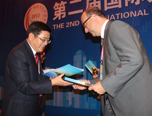 45-ICIS13-press.JPG